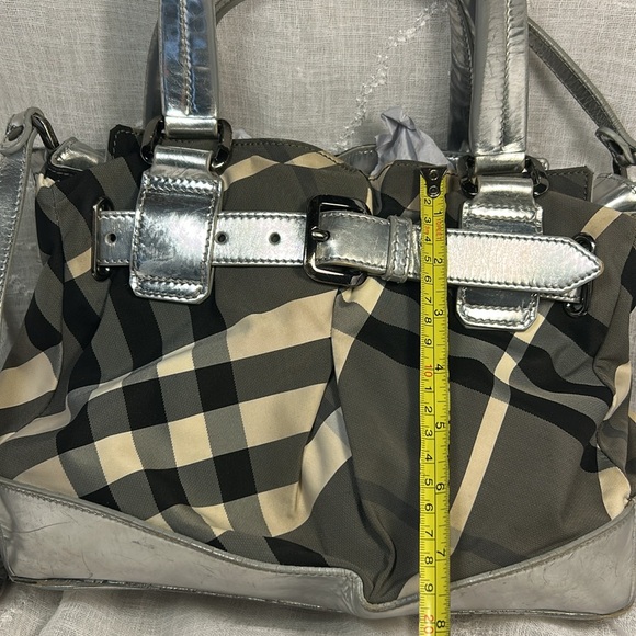 Burberry silver leather and checkered canvas shoulder handbag - Picture 8 of 16